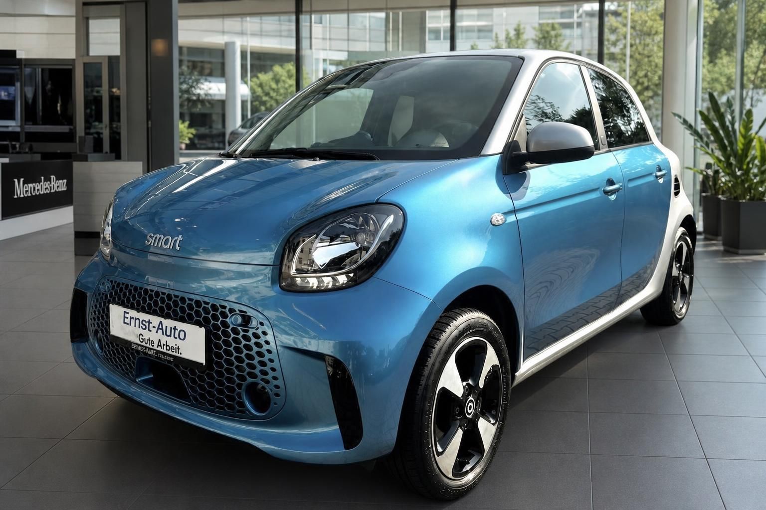 Smart Forfour blau-silber Frontansicht bei Ernst-Auto