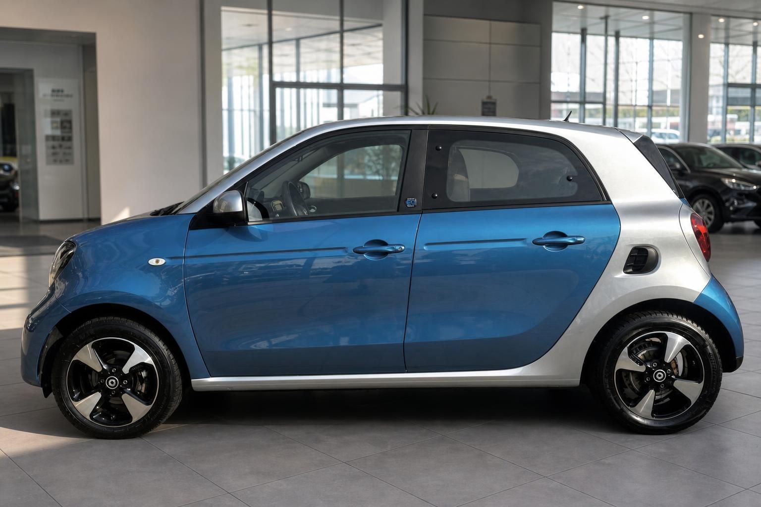 Smart Forfour blau-silber Seitenansicht im Autohaus