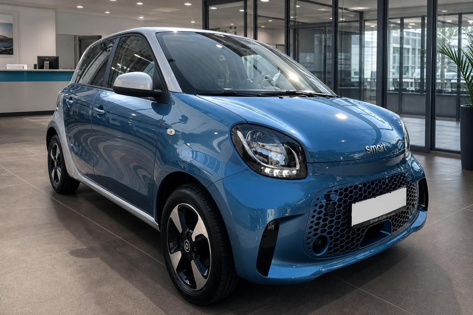 Smart Forfour blau Frontansicht schräg im Autohaus