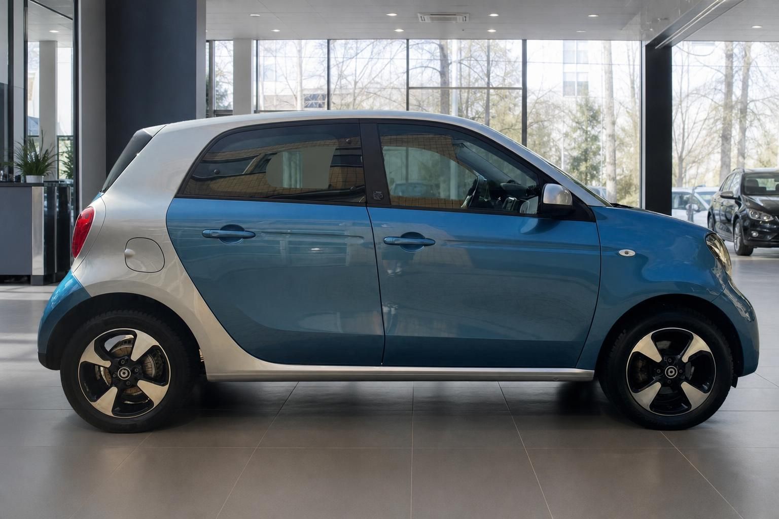 Smart Forfour blau-silber Seitenansicht in Ausstellungshalle