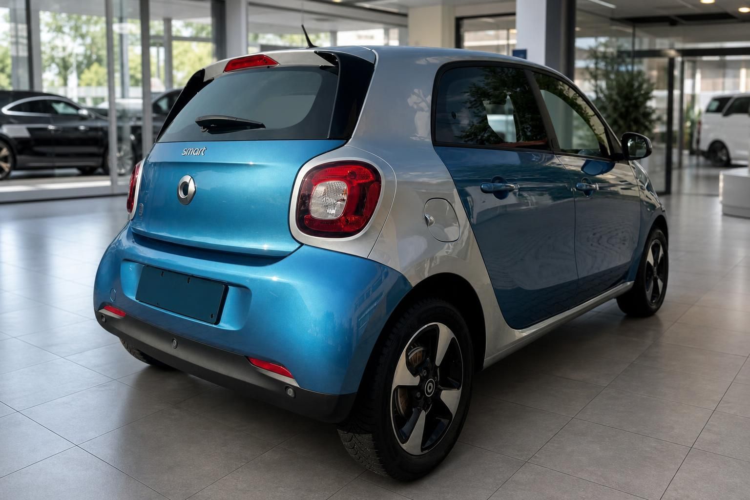 Smart Forfour blau Heckansicht mit Rücklichtern im Showroom