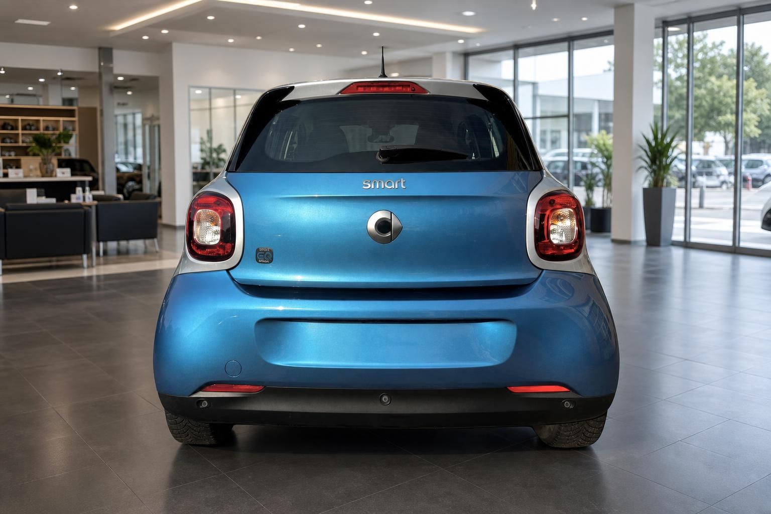 Smart forfour EQ in Blau, Heckansicht im Showroom