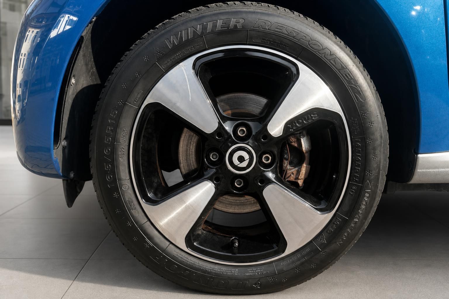 Smart Leichtmetallfelge mit Winterreifen im Detail