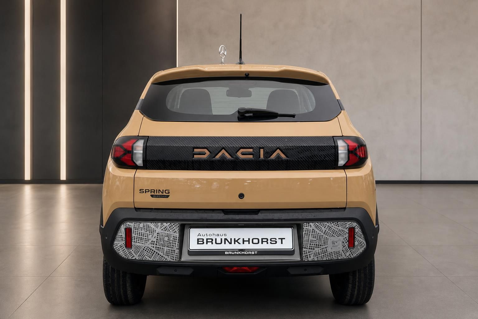 Dacia Spring Elektroauto Heckansicht in Goldbeige - kompakter Elektro-SUV von hinten