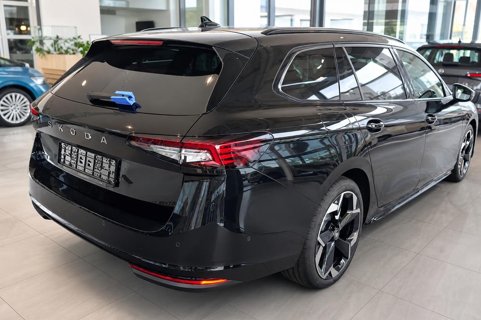 Skoda Superb Combi schwarz, Heckansicht im Autohaus