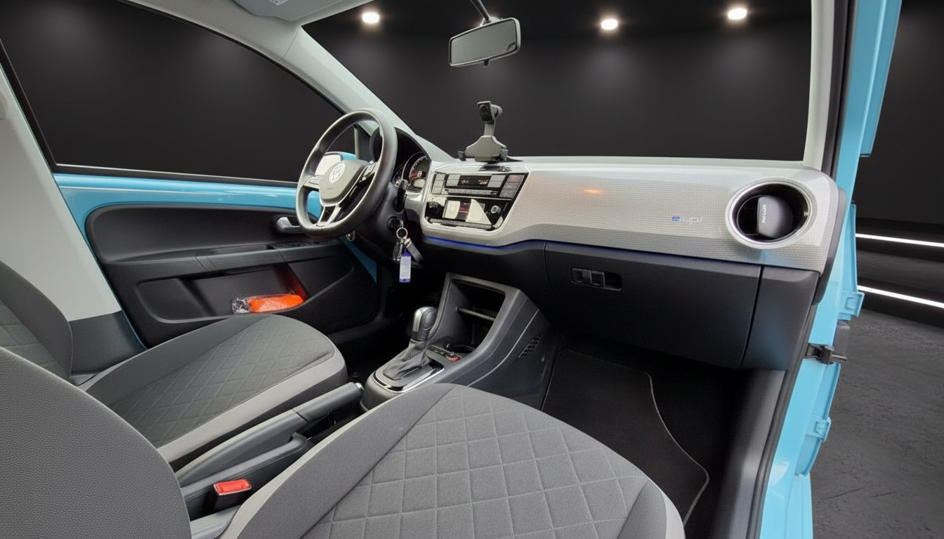Volkswagen e-up! Innenraum in Blau-Grau mit Lenkrad, Infotainment und Automatikgetriebe