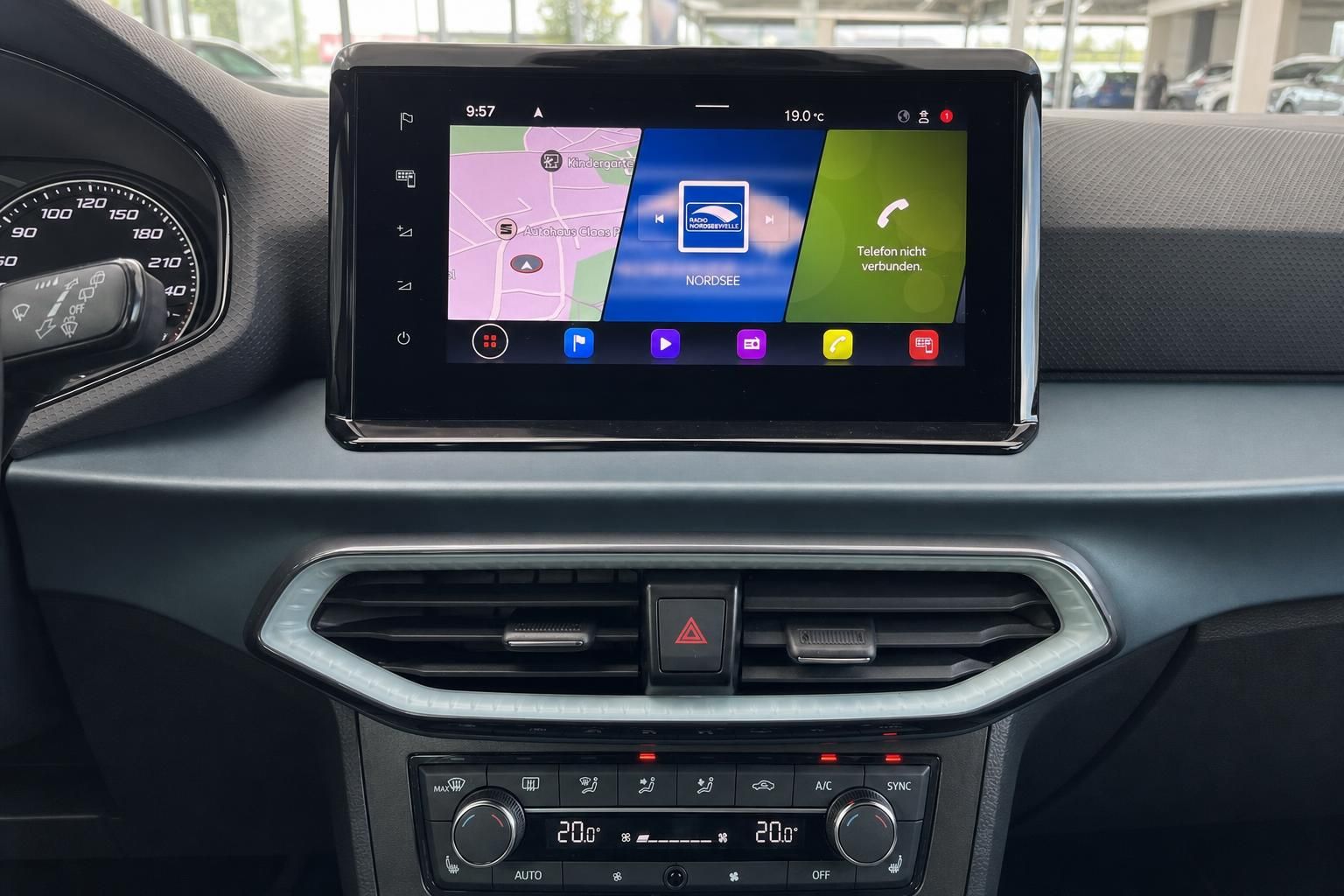 SEAT Infotainment Touchscreen mit Navigation und Klimabedienung