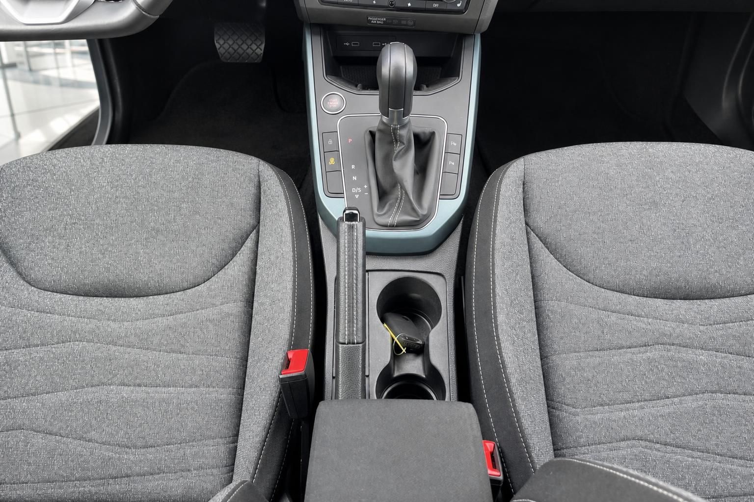 Mittelkonsole mit Schaltautomatik und Sitzen im SEAT Innenraum