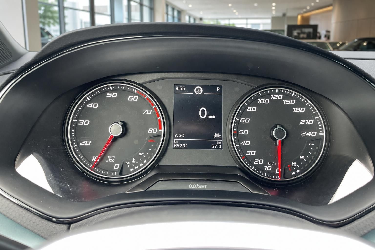 Tachoanzeige mit Kilometerstand im SEAT Cockpit Innenraum