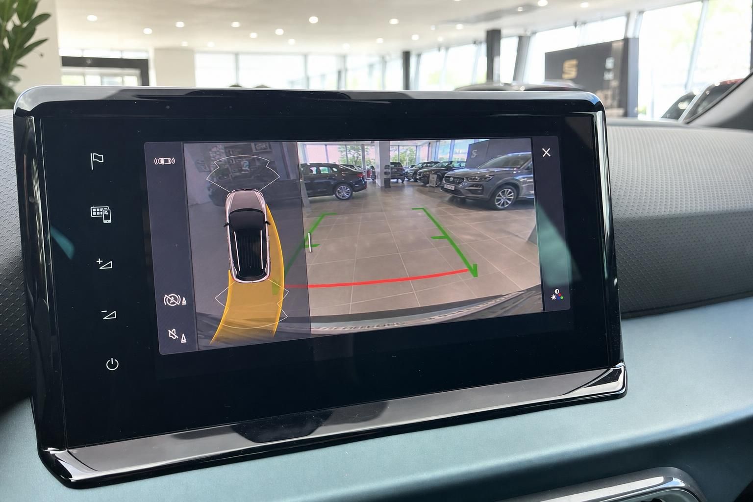 Touchscreen mit 360-Grad-Kamera Einparkhilfe im SEAT