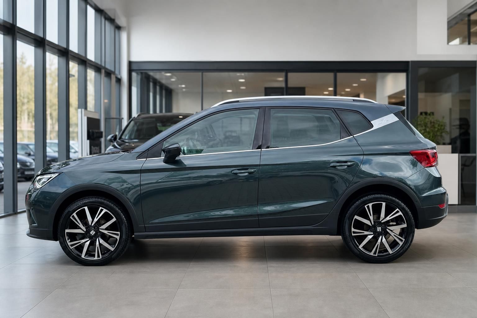 SEAT Arona Seitenansicht, grünes SUV im Autohaus