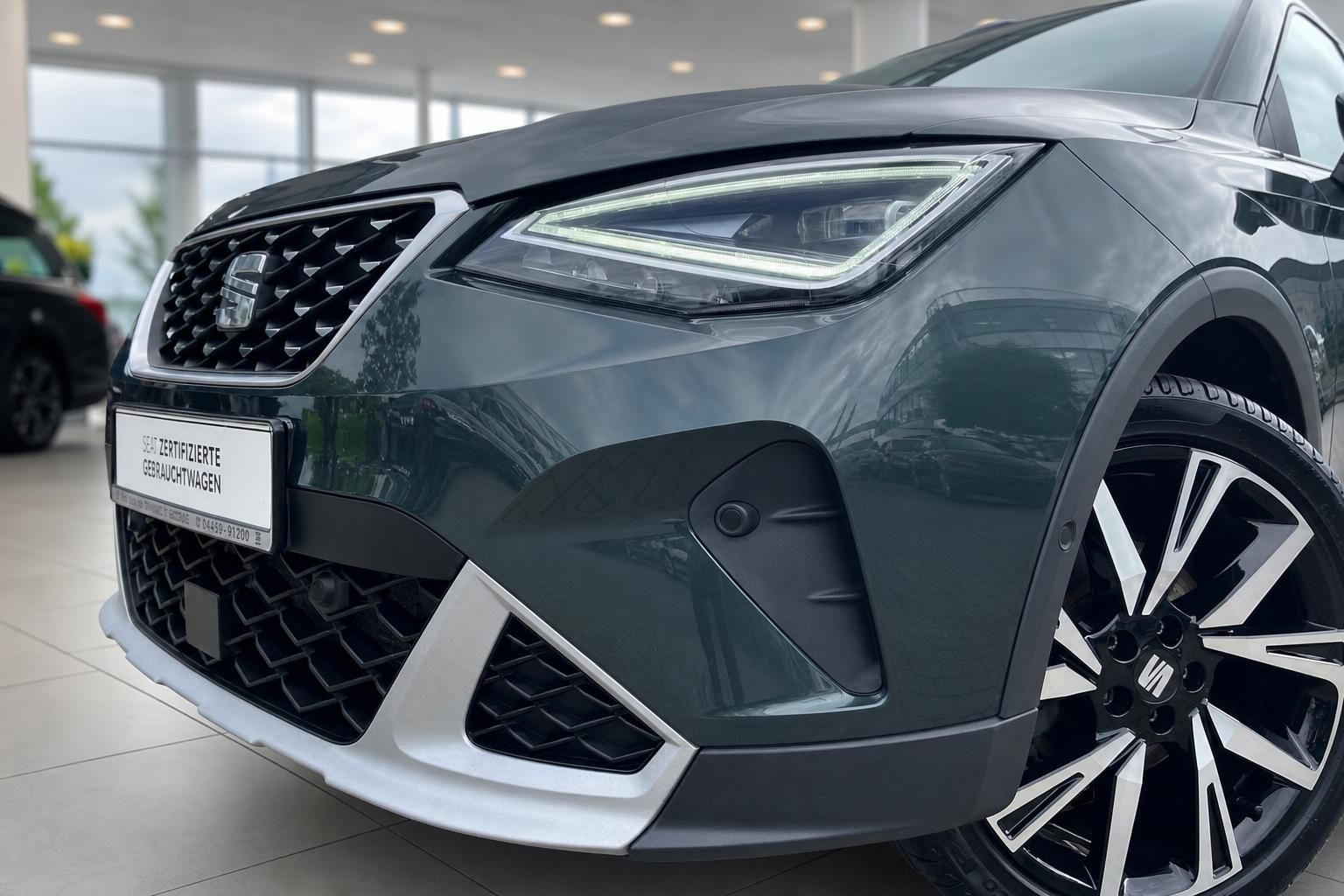 SEAT SUV Frontansicht mit LED-Scheinwerfer und Kühlergrill im Detail