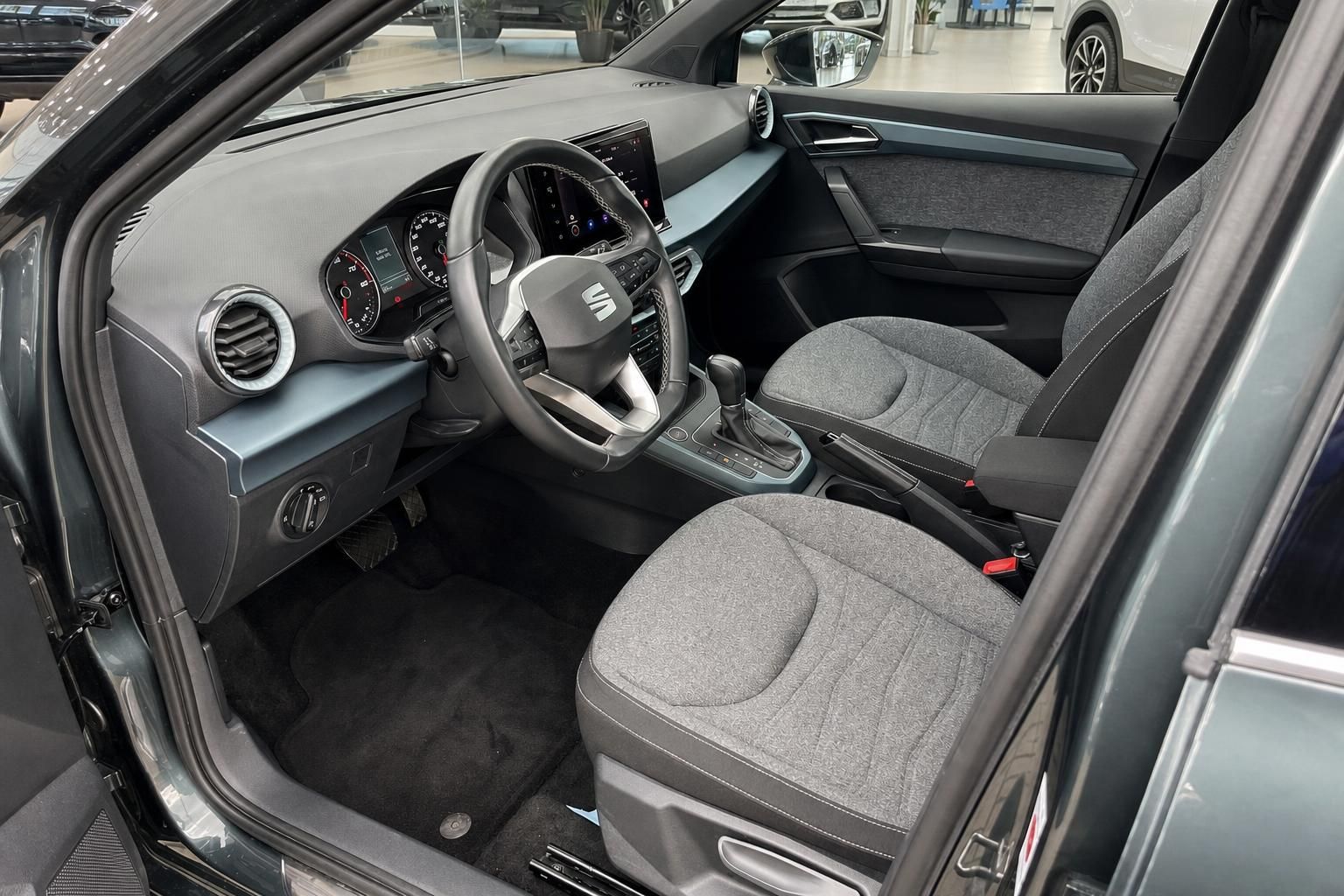 SEAT Innenraum Cockpit mit Lenkrad, Sitzen und Digitaltacho