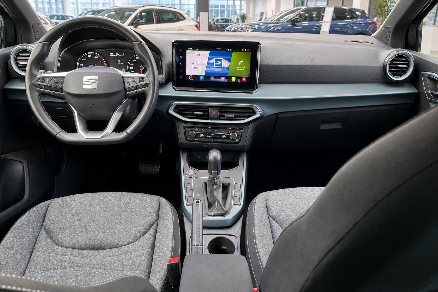 SEAT Cockpit mit Lenkrad, Touchscreen Navigation und Mittelkonsole