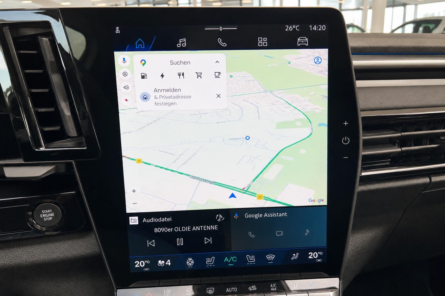 Fahrzeug Infotainment-Display mit Google Maps Navigation und Klimabedienung im Innenraum