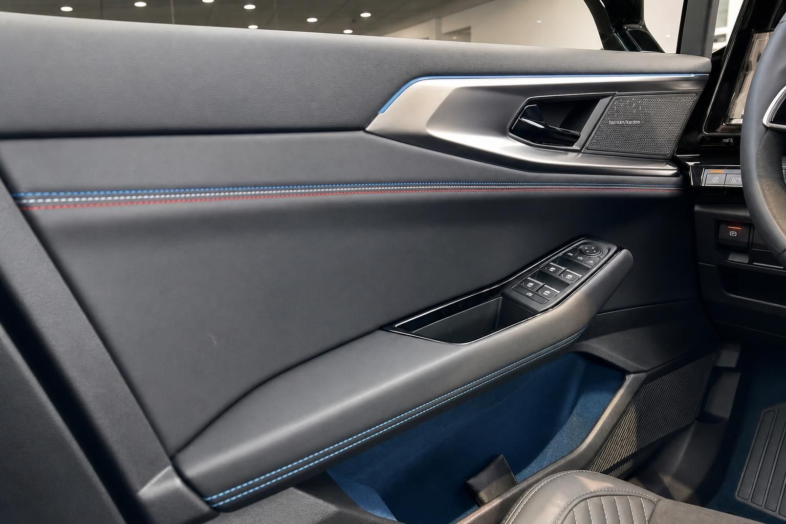 Fahrzeug Türverkleidung schwarzes Leder mit blau-roter Ziernaht und Fensterheberschalter