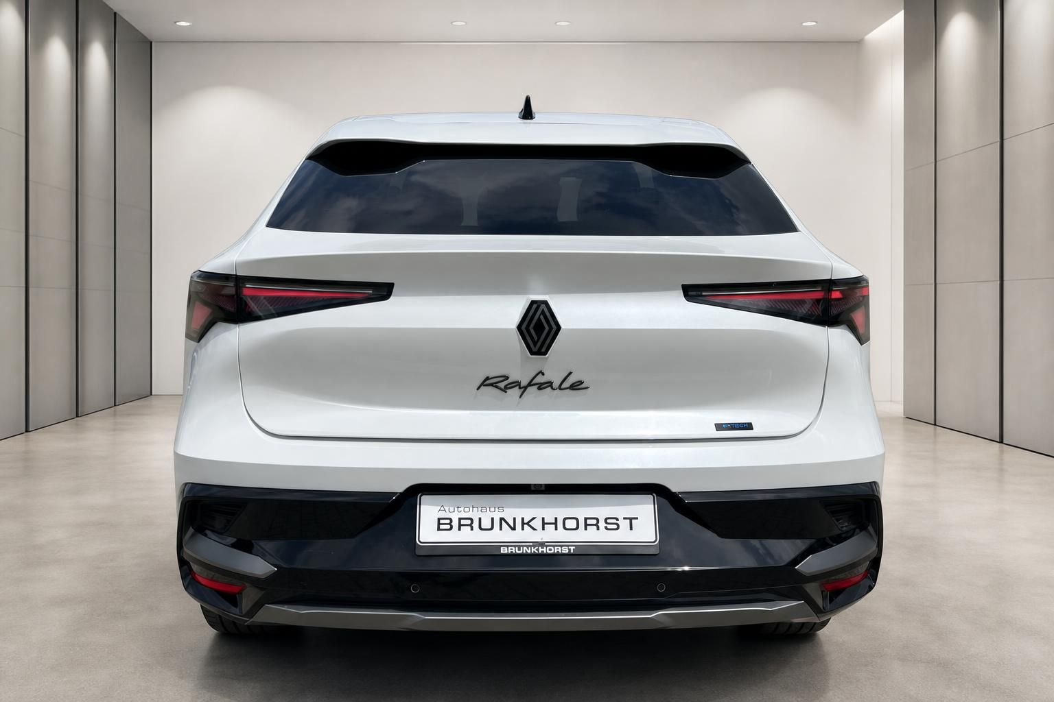 Renault Rafale weiss Heckansicht mit Renault-Logo und Rafale-Schriftzug im Showroom