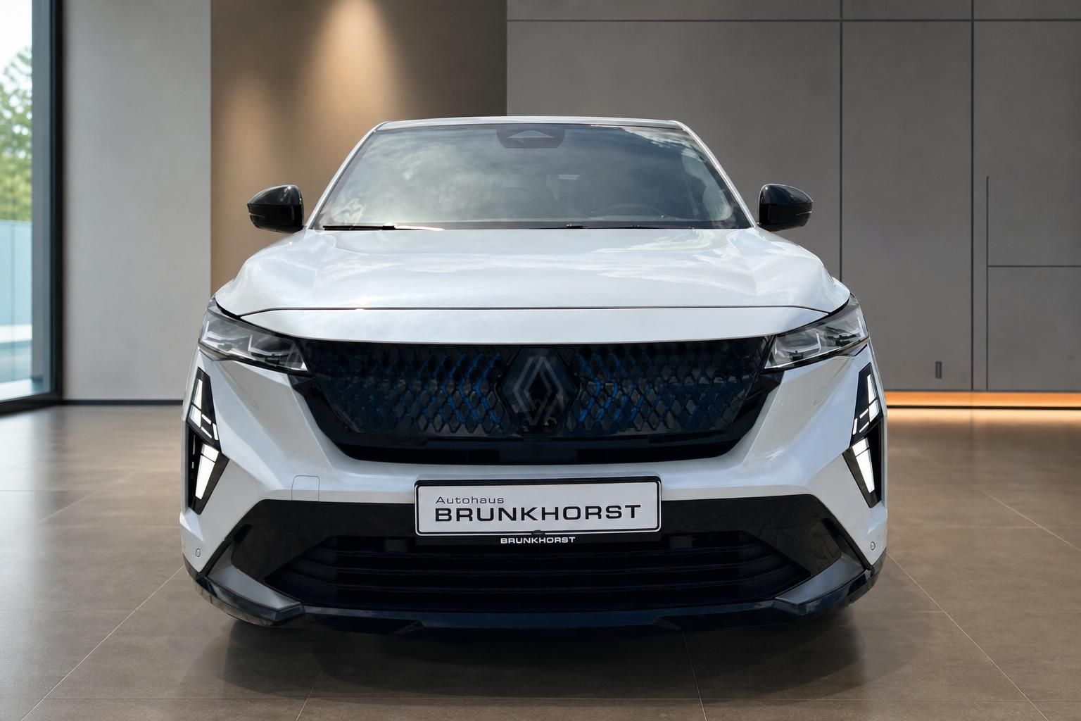 Renault Rafale weiss Frontansicht mit markanter Kühlergrill-Optik im Autohaus