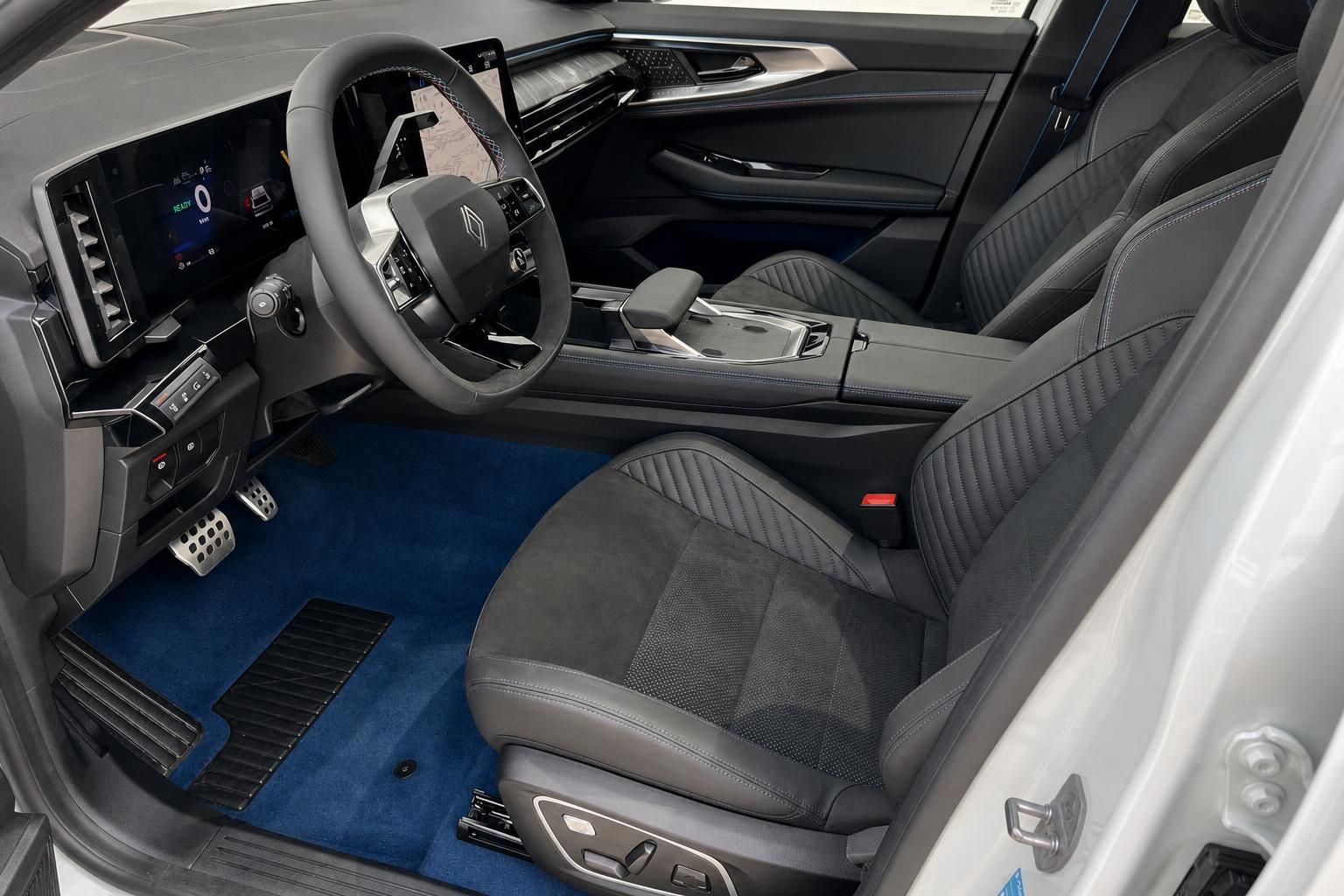 Renault Rafale Innenraum Fahrersitz mit Cockpit, Lenkrad und blauem Teppich
