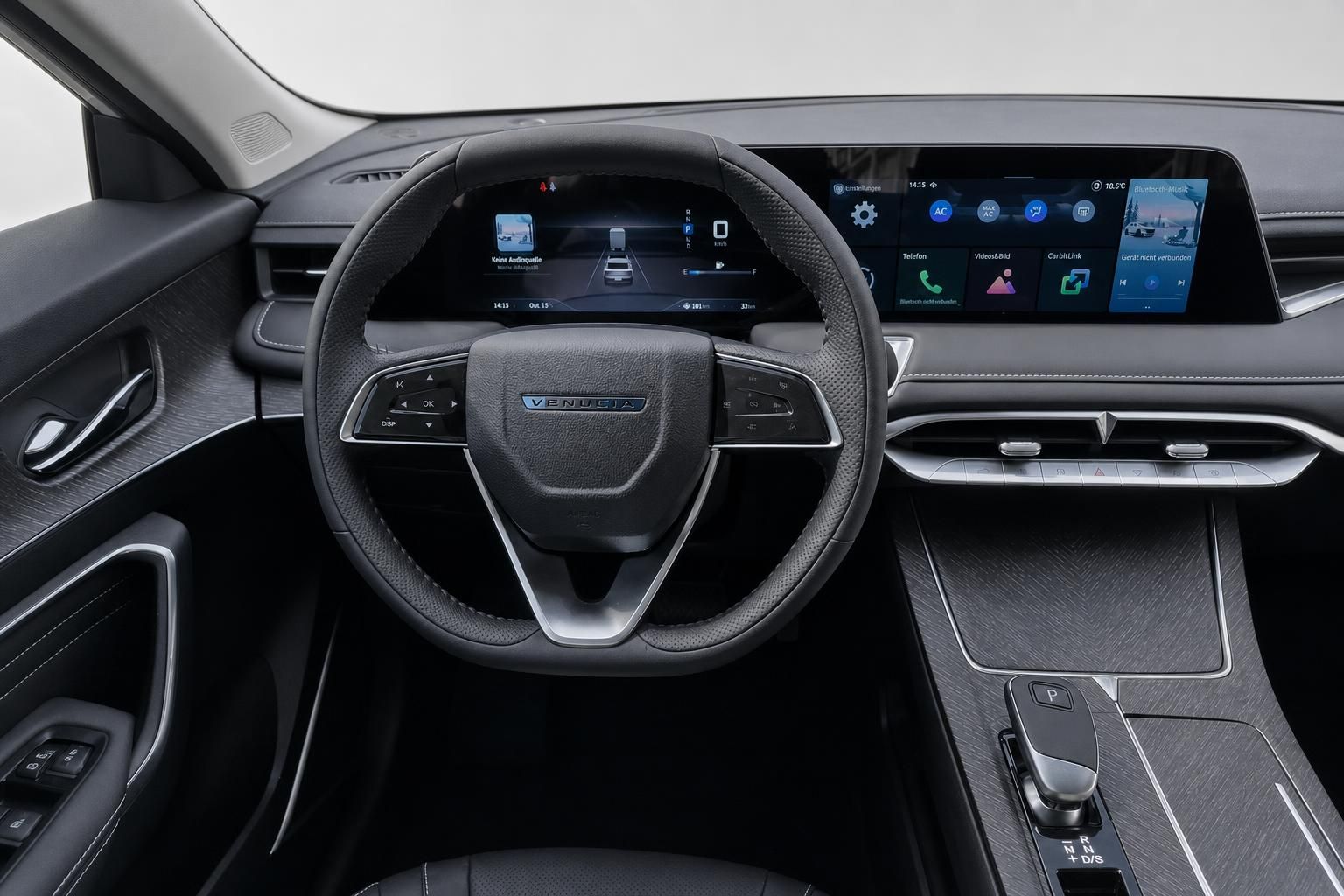 Cockpit mit Lenkrad und Digitaldisplay im Venucia SUV Coupé