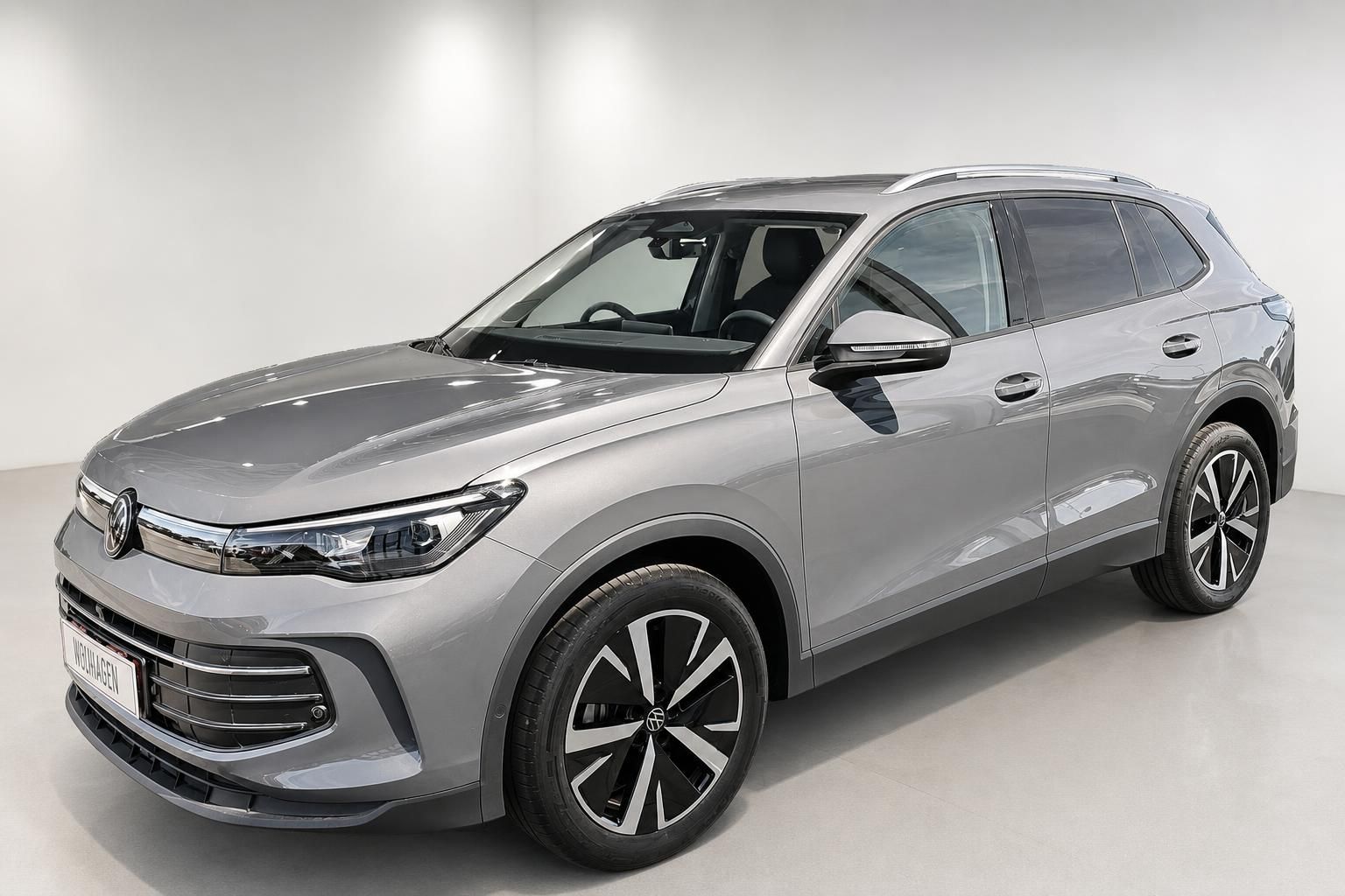 VW Tiguan grau metallic Frontansicht Seitenperspektive im Studio