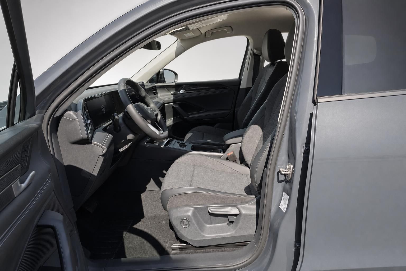 VW Tiguan Fahrersitz und Cockpit durch offene Fahrertür