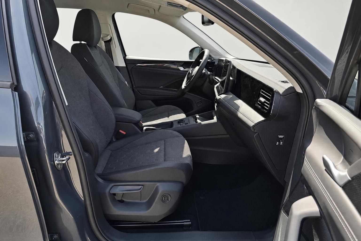 VW Tiguan Innenraum Vordersitze und Armaturenbrett Ansicht