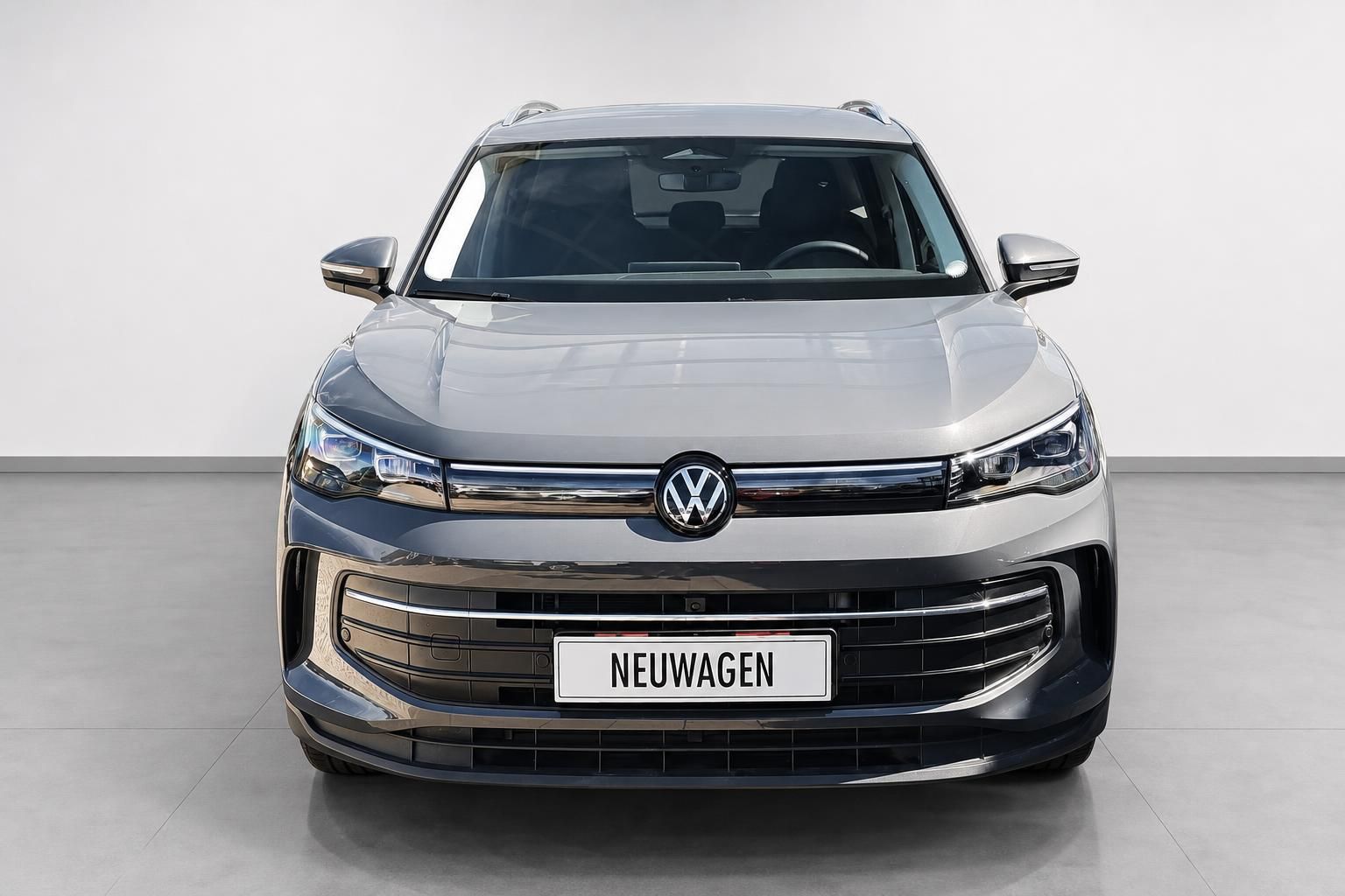 VW Tiguan SUV in Silber, Frontansicht mit Kuehlergrill