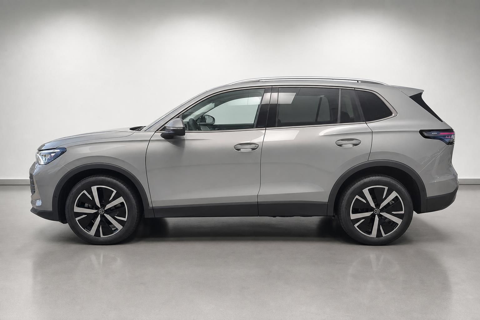 VW Tiguan SUV in Silber, Seitenansicht im Studio
