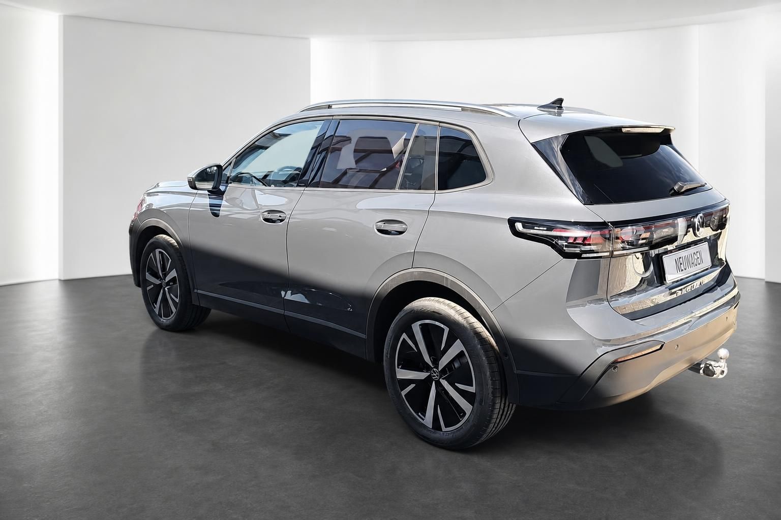 VW Tiguan SUV in Silber, Heckansicht schraeg im Studio