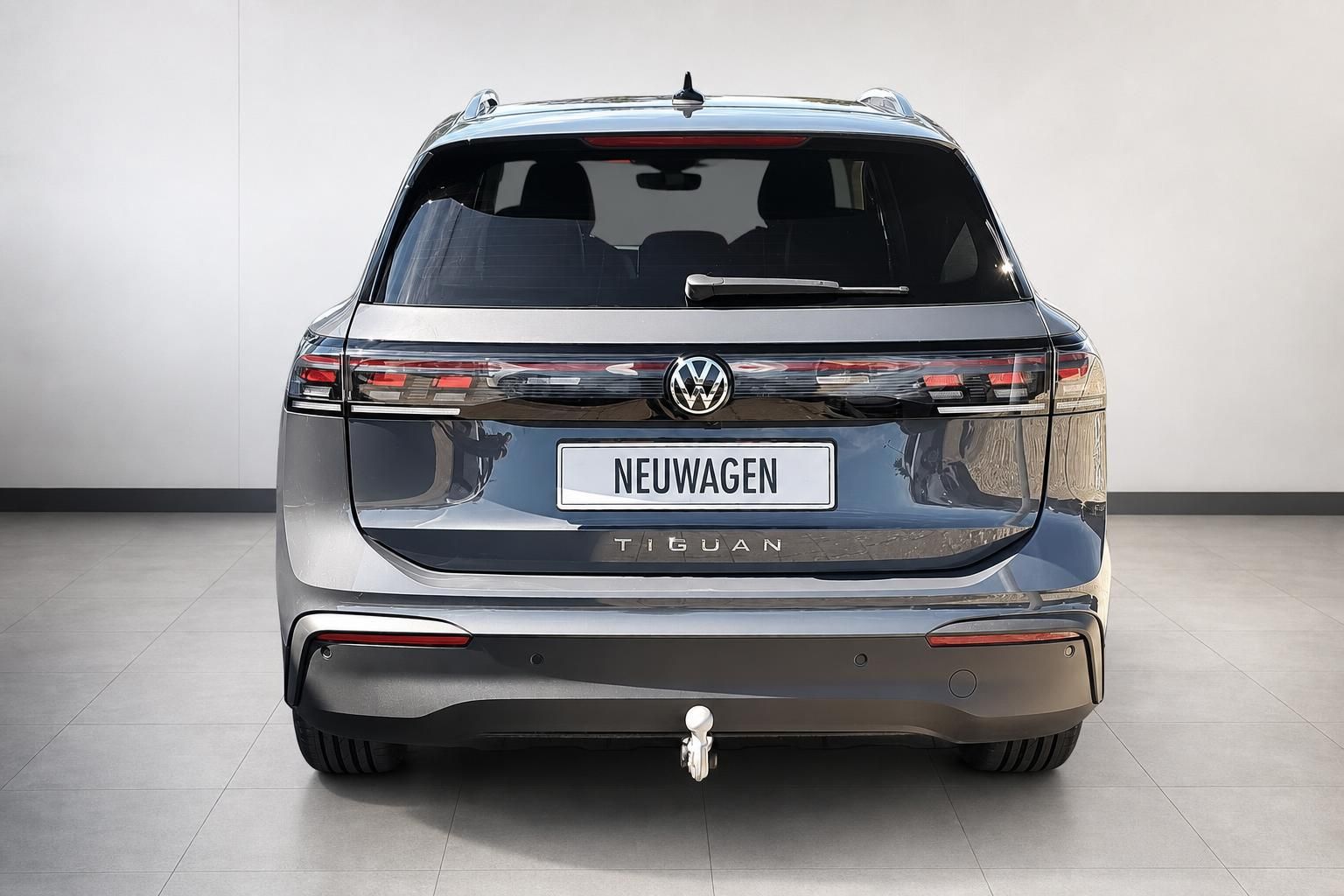 VW Tiguan grau Heckansicht mit Anhängerkupplung im Autohaus