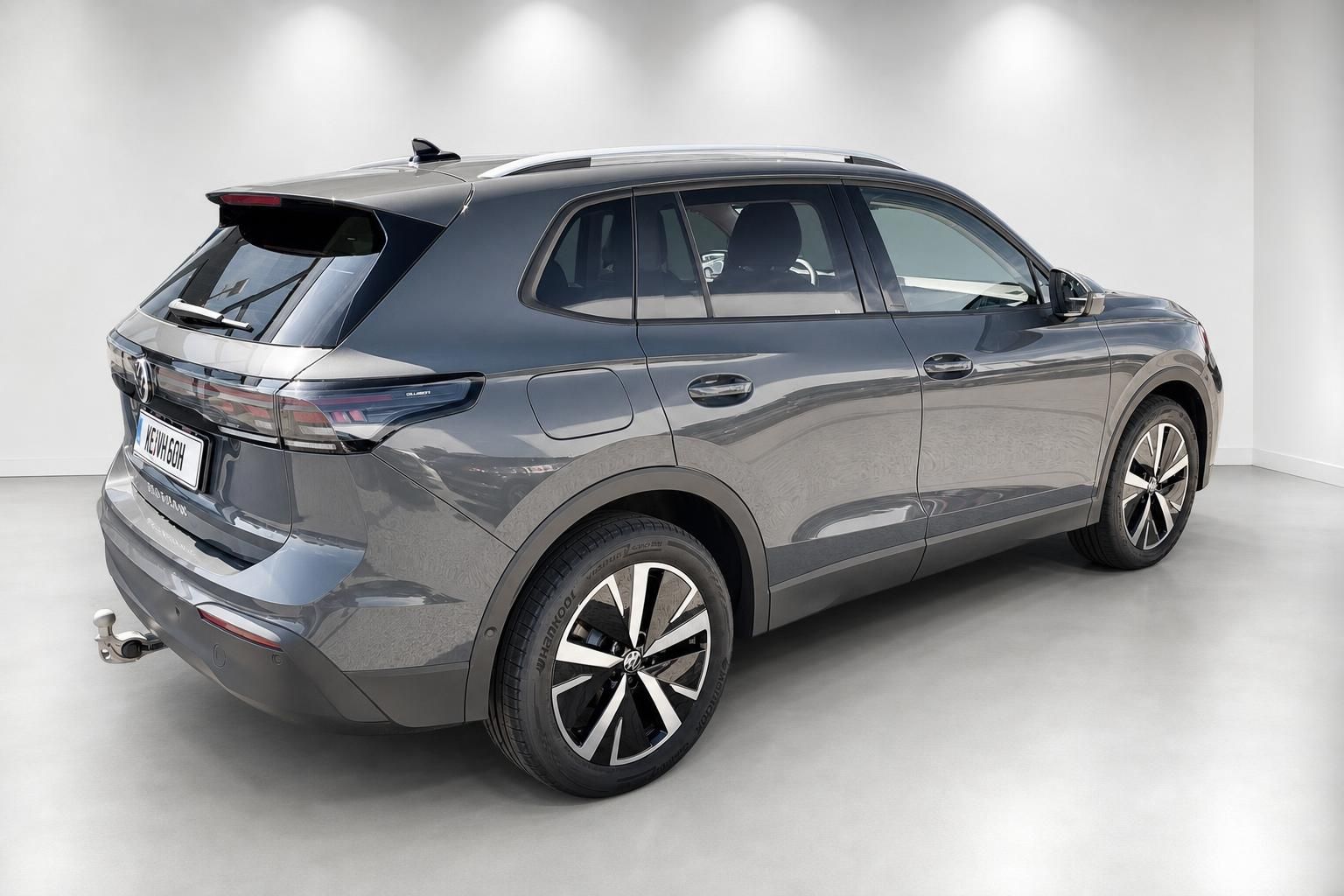 VW SUV grau Heckansicht schräg mit Anhängerkupplung Studiofoto