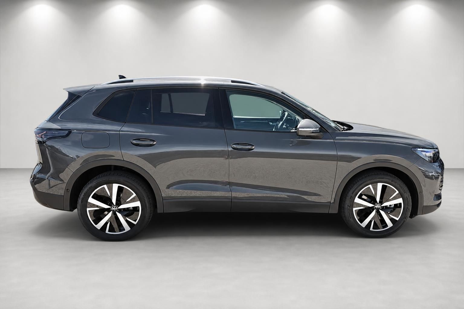 VW SUV grau Seitenansicht mit Leichtmetallfelgen studioaufnahme