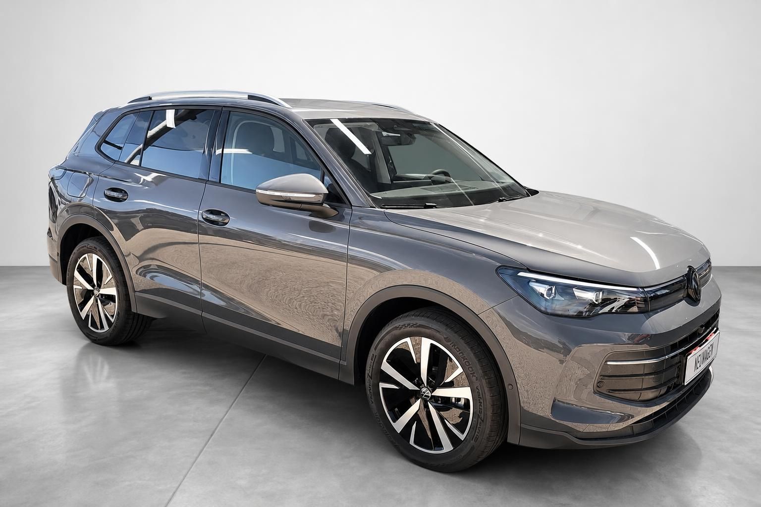 VW Touareg braun Frontansicht schräg im Autohaus fotografiert