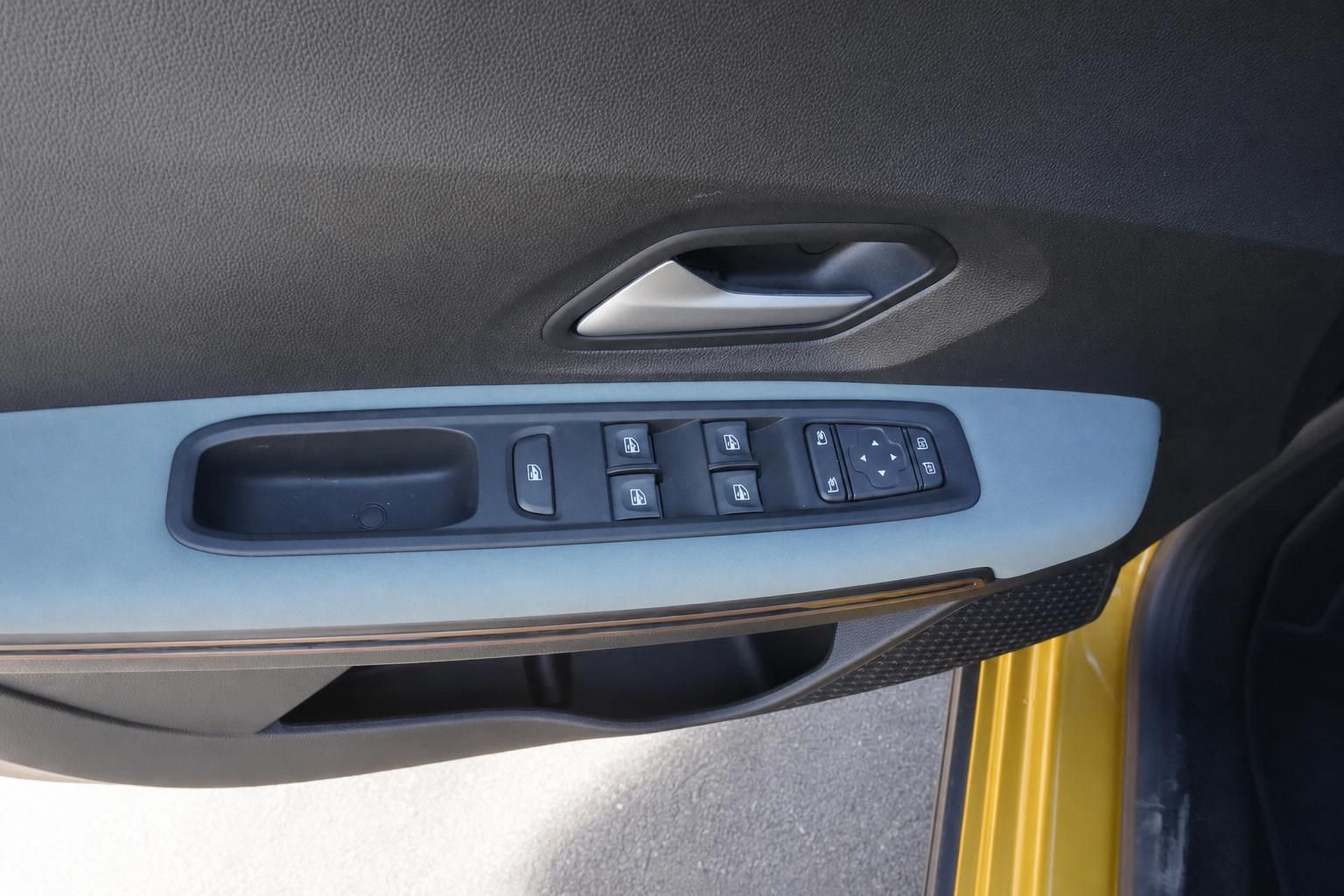 Fahrzeugtür-Innenverkleidung mit elektrischen Fensterhebern und Spiegelverstellung