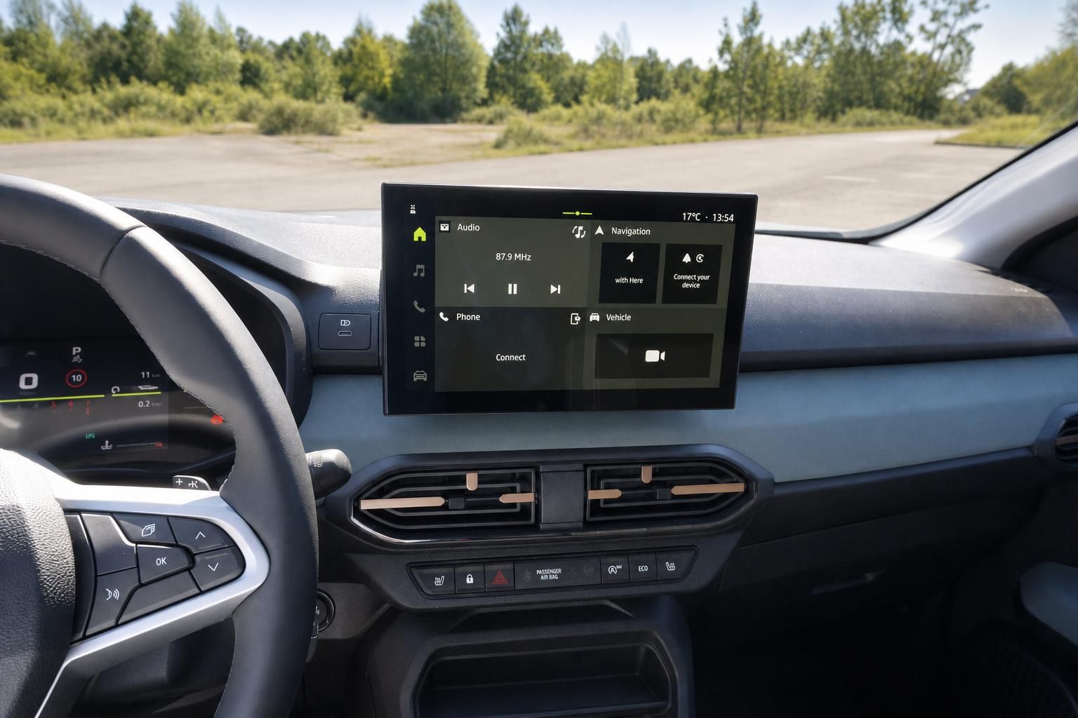 Touchscreen-Infotainmentsystem mit Audio- und Navigationsmenü sowie Lenkrad im Fahrzeuginnenraum