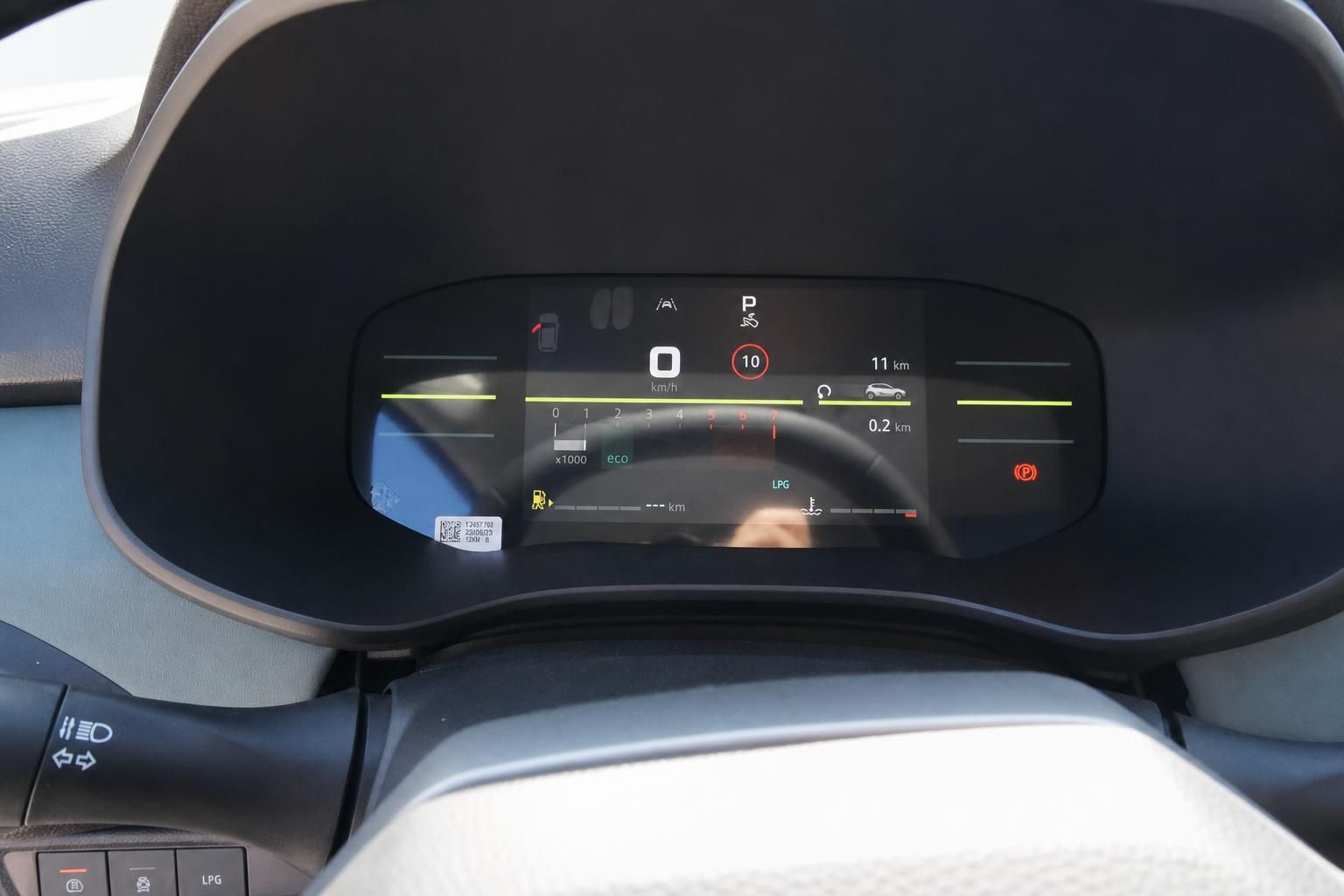 Digitales Kombiinstrument mit Tachoanzeige, LPG-Anzeige und Fahrerassistenzsystem-Informationen