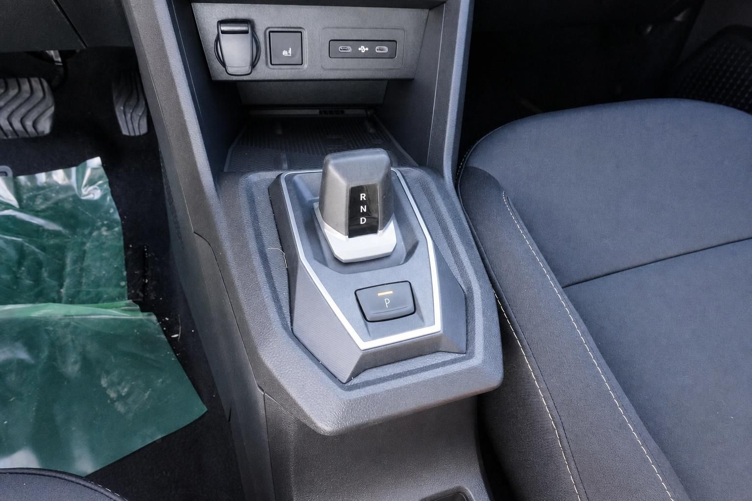 Automatikgetriebe-Schalthebel mit R-N-D-Positionen und Parkknopf im Fahrzeuginnenraum