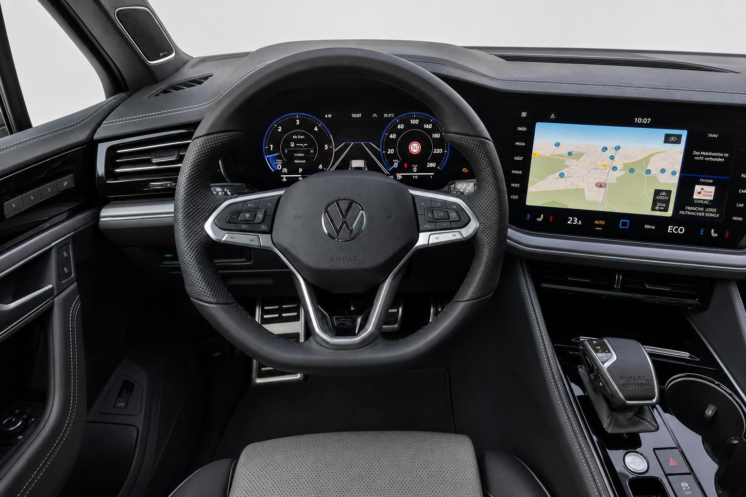 VW Touareg Cockpit mit Lederlenkrad und Digital Cockpit