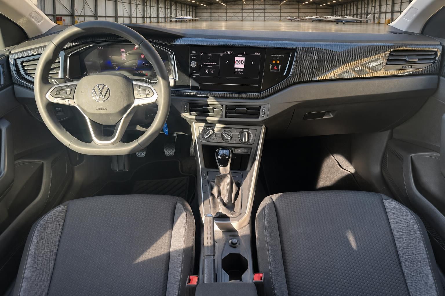 VW Polo Cockpit mit Lenkrad, Digitalanzeige und Mittelkonsole