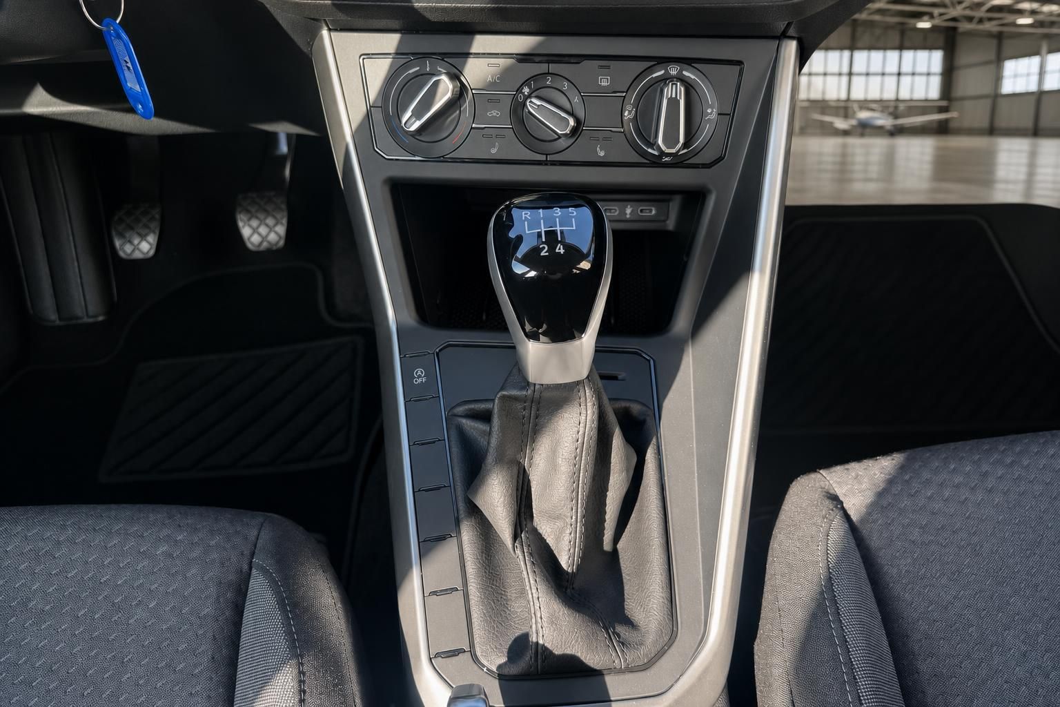 Volkswagen Mittelkonsole mit manueller Klimaanlage und 5-Gang Schaltgetriebe