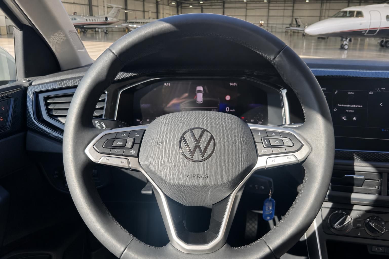 Volkswagen Lenkrad mit VW Logo, Multifunktionstasten und digitalem Kombiinstrument