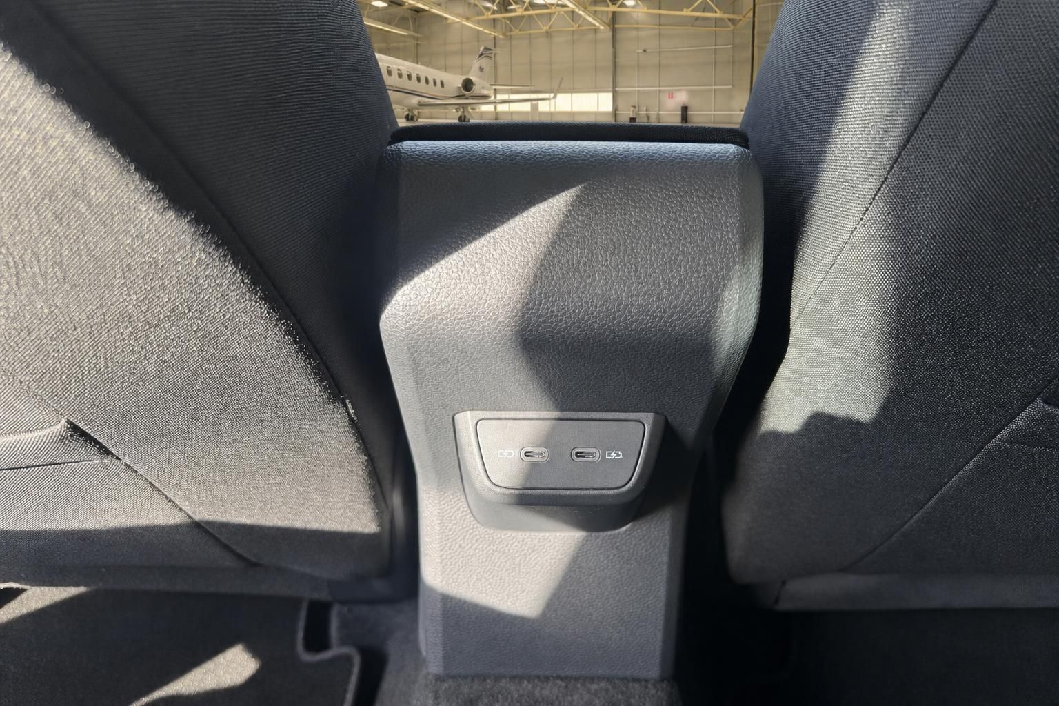 Volkswagen Fahrzeug Rücksitz Mittelkonsole mit USB-Anschlüssen und Ladebuchsen