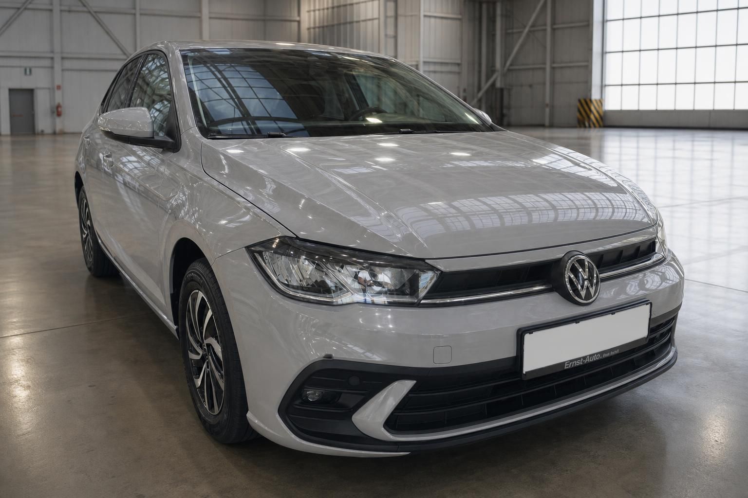VW Polo Frontansicht schräg - weißer Kompaktwagen mit modernem Design und Alufelgen