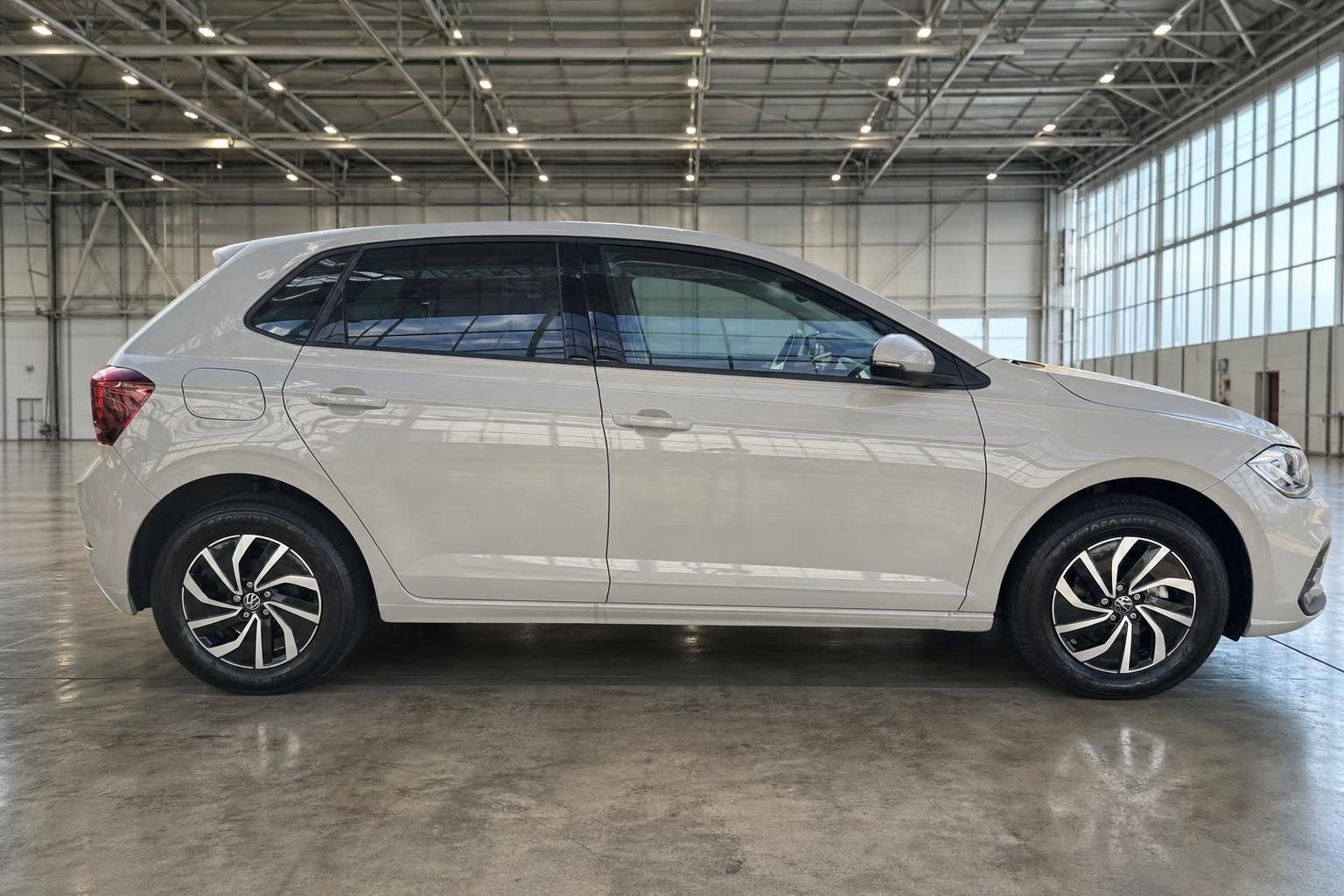 Volkswagen Polo Seitenansicht - kompakter weißer Pkw mit schwarzen Alufelgen in Showroom