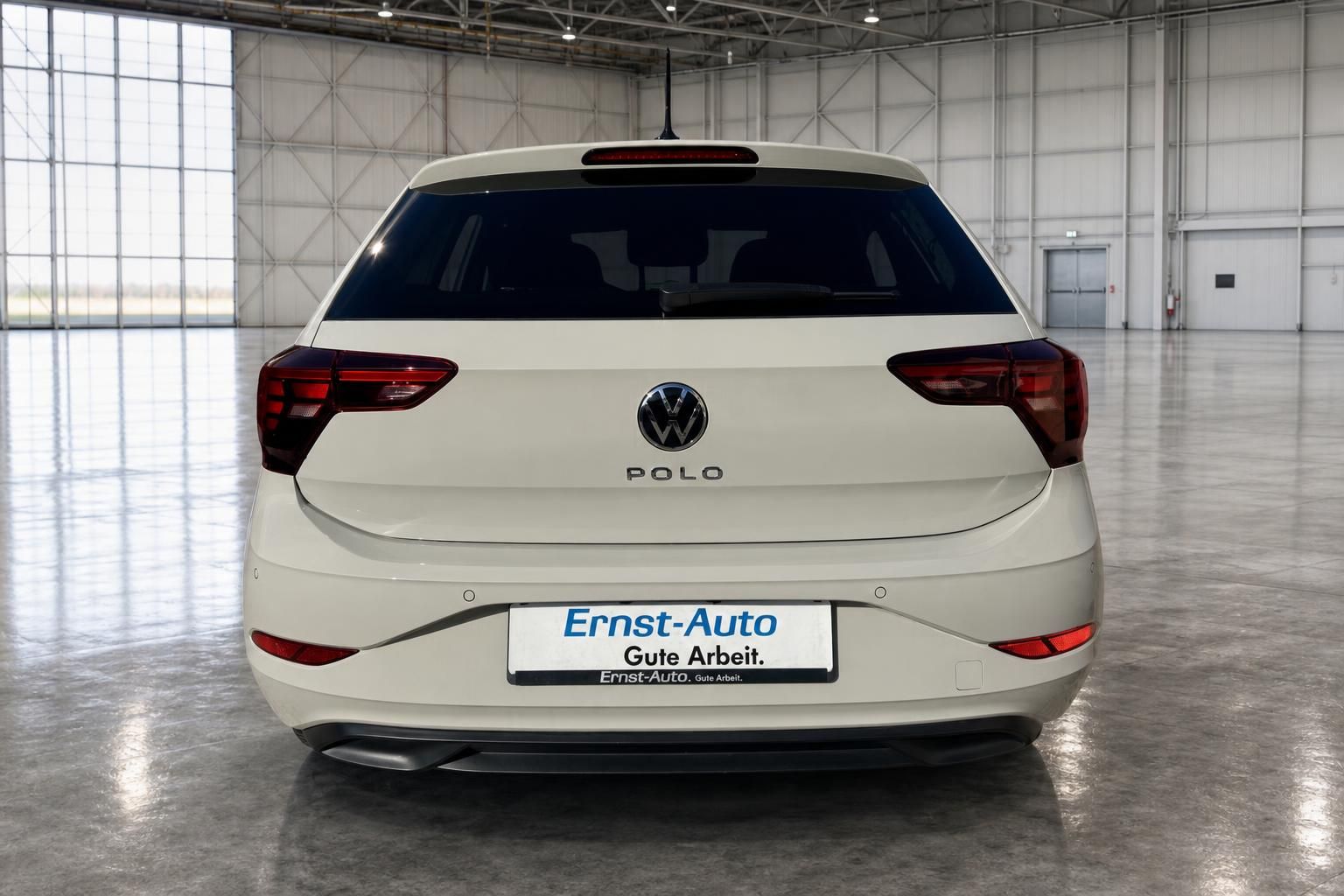 Volkswagen Polo Heckansicht - weiße Limousine mit VW-Logo und modernen Rückleuchten