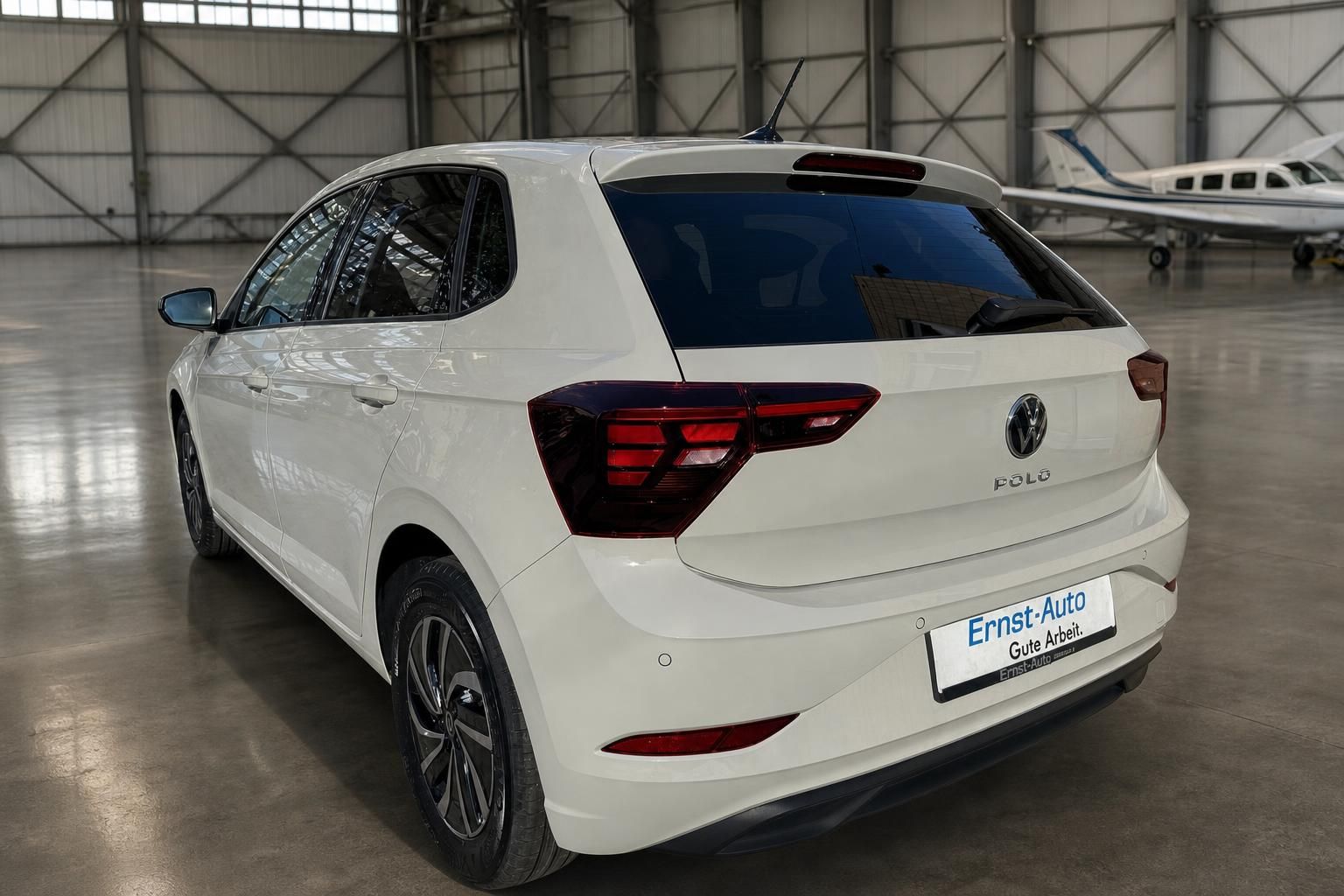 VW Polo Heckansicht schräg - weißer Kleinwagen mit LED-Rückleuchten und Polo-Schriftzug