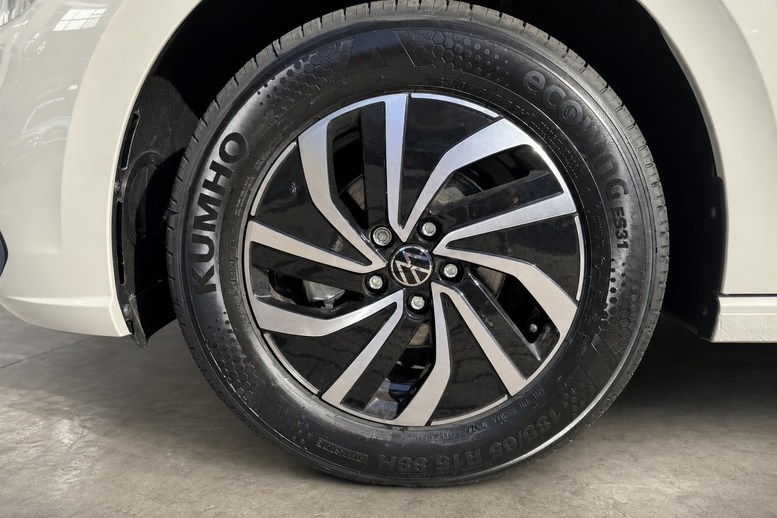 Volkswagen Alufelge mit Kumho Reifen Detailaufnahme