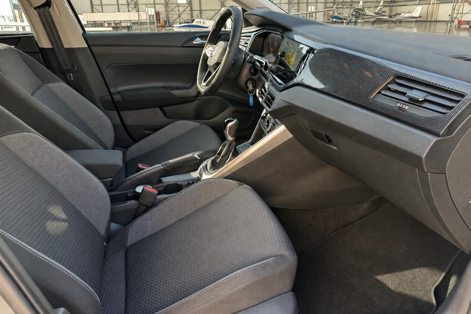 VW Polo Innenraum mit grauem Stoffsitzen und modernem Armaturenbrett