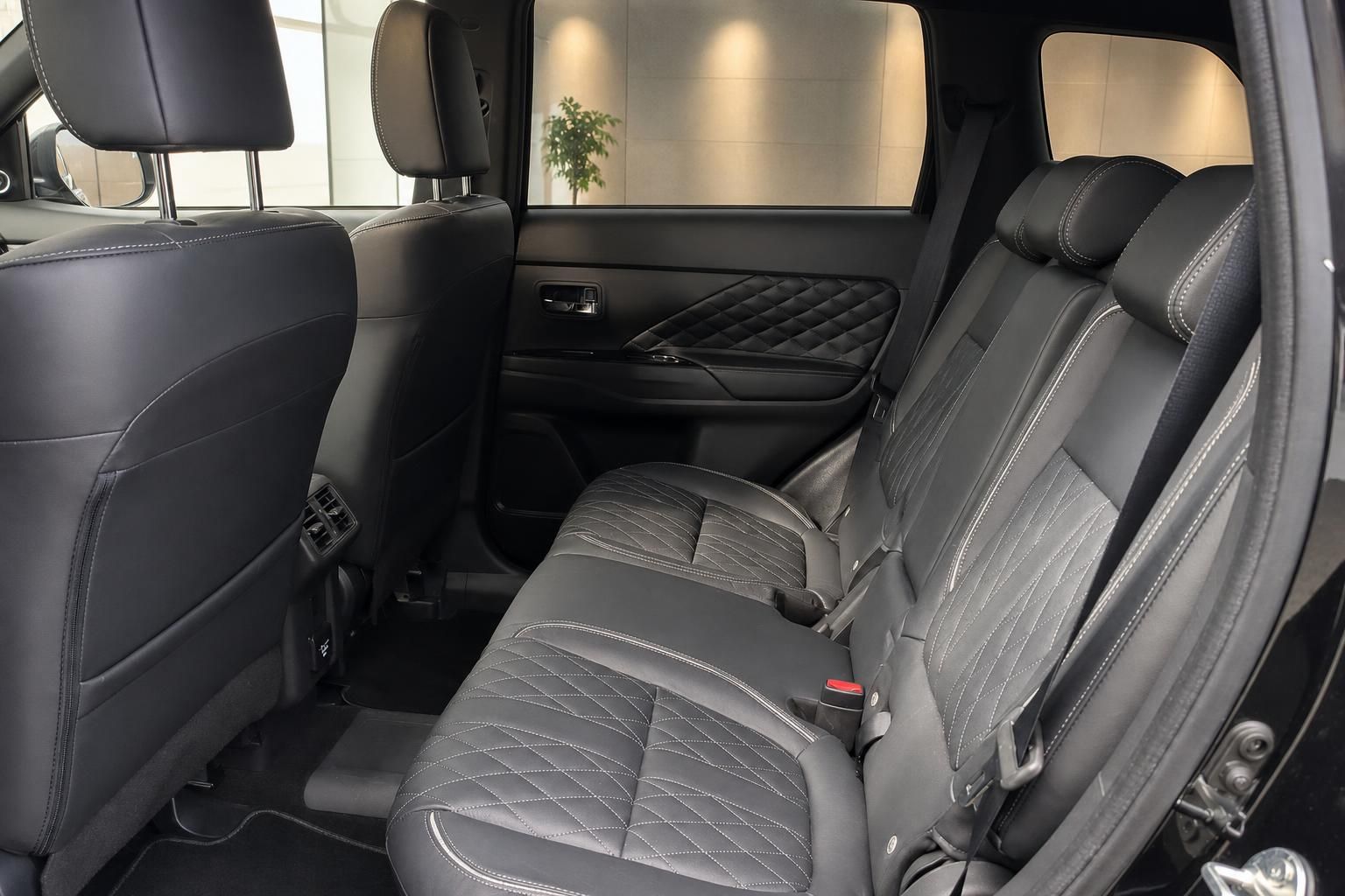 Mitsubishi Outlander Rücksitzbank mit gesteppten grauen Ledersitzen und Mittelarmlehne